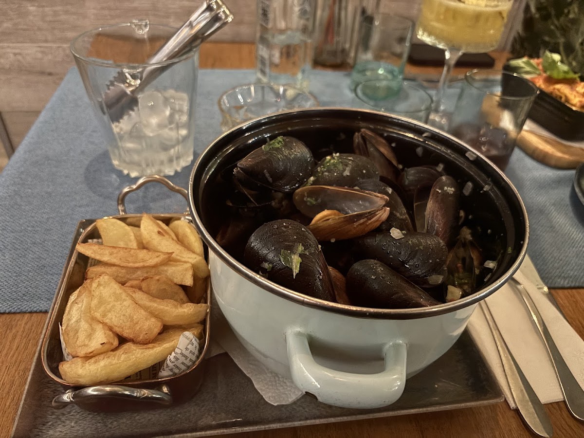 Trattoria Mezzaluna — Restaurant